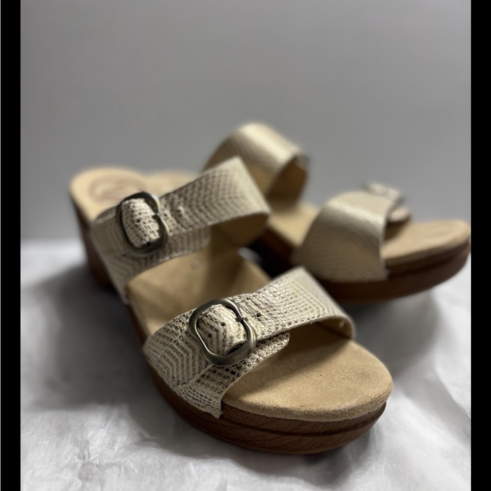 Dansko Sophie Size 40 Cream Leather Straps Buckle Comfort Wedge Sandals Summer
